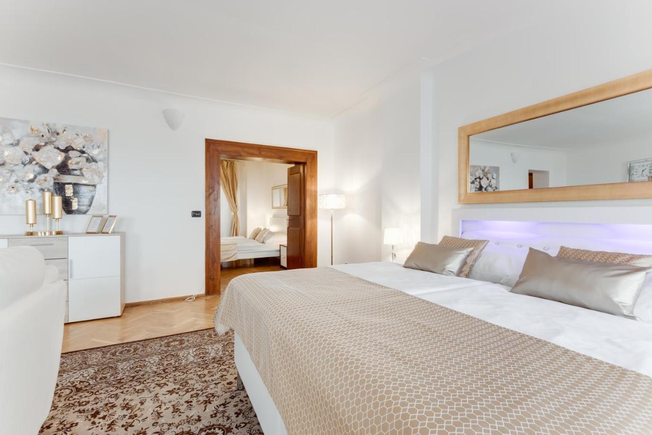 Charles Bridge Royal Apartments - Castle District Prag Exterior foto