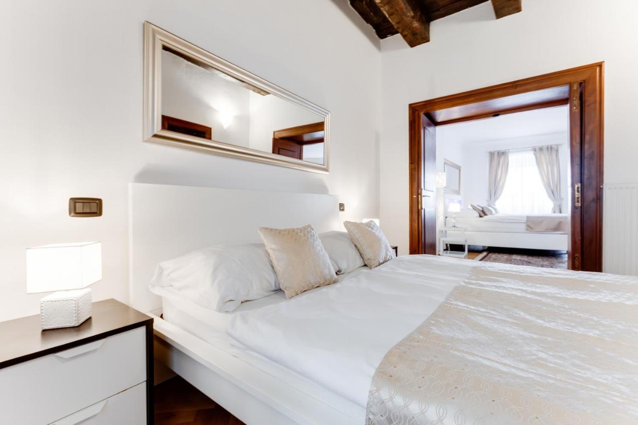 Charles Bridge Royal Apartments - Castle District Prag Exterior foto