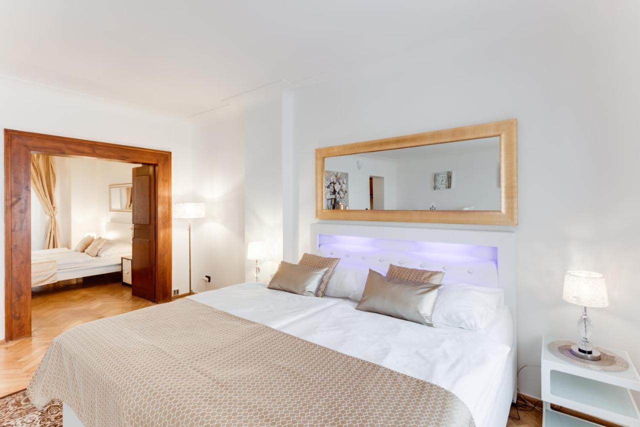 Charles Bridge Royal Apartments - Castle District Prag Exterior foto