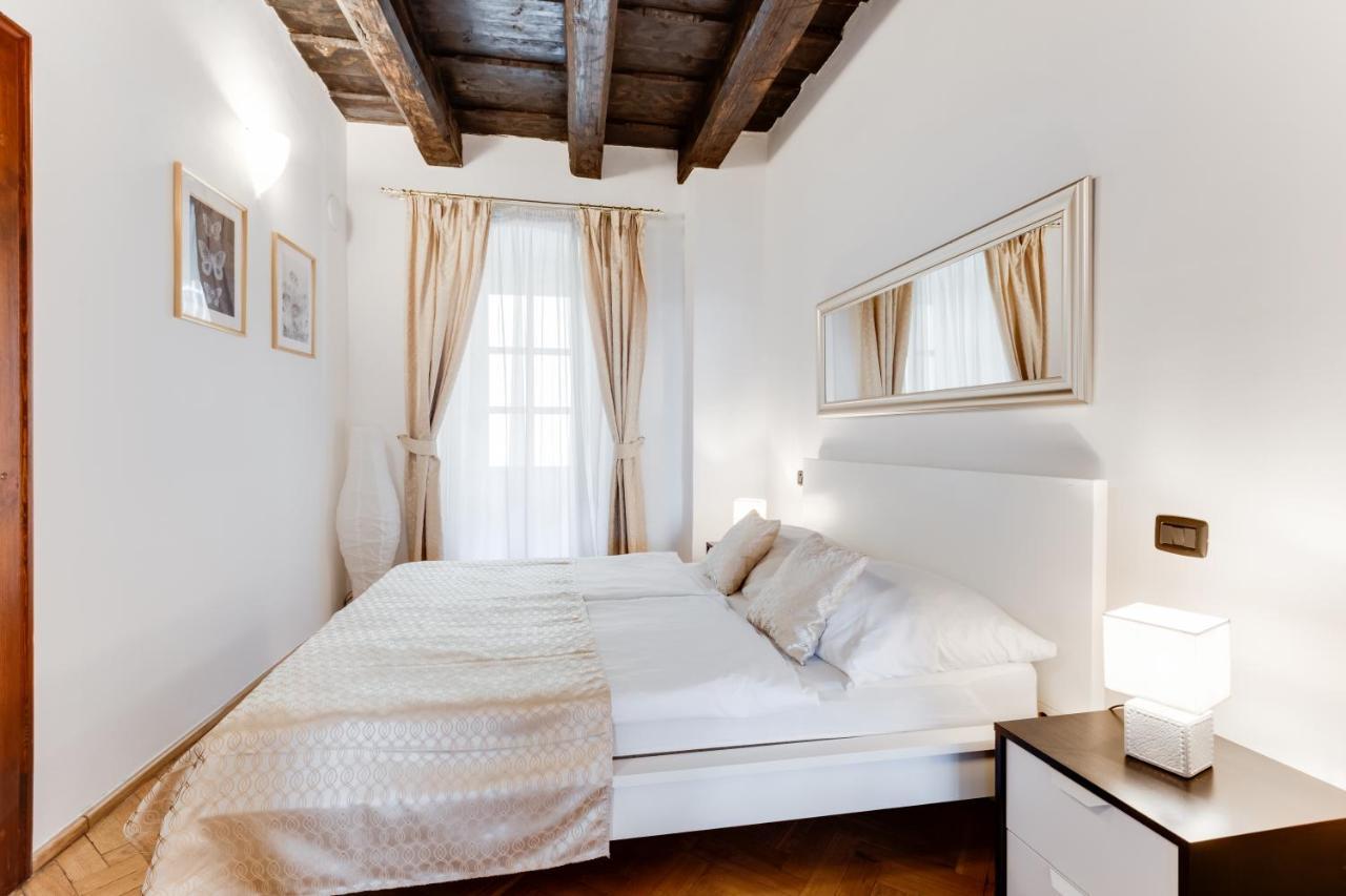 Charles Bridge Royal Apartments - Castle District Prag Exterior foto