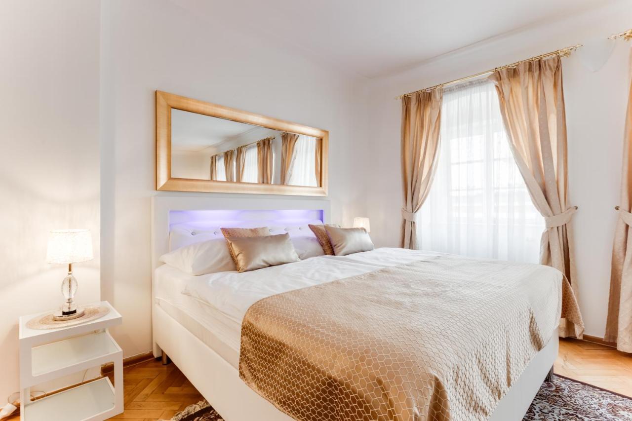 Charles Bridge Royal Apartments - Castle District Prag Exterior foto