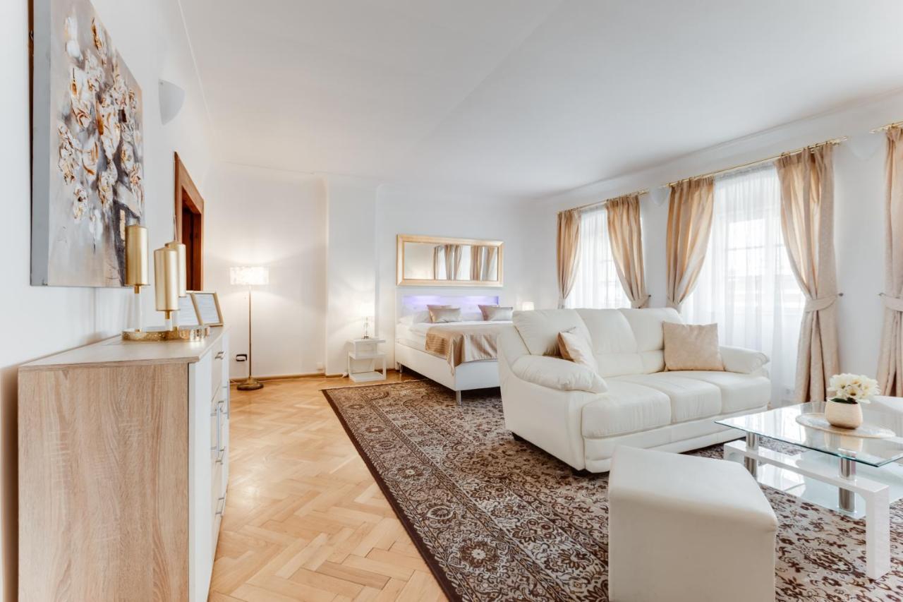 Charles Bridge Royal Apartments - Castle District Prag Exterior foto