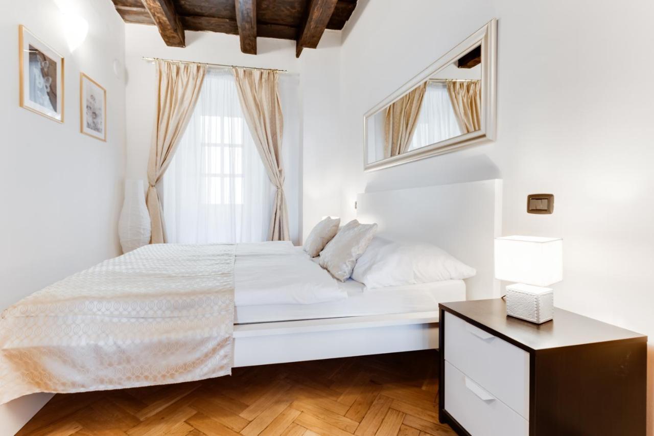 Charles Bridge Royal Apartments - Castle District Prag Exterior foto