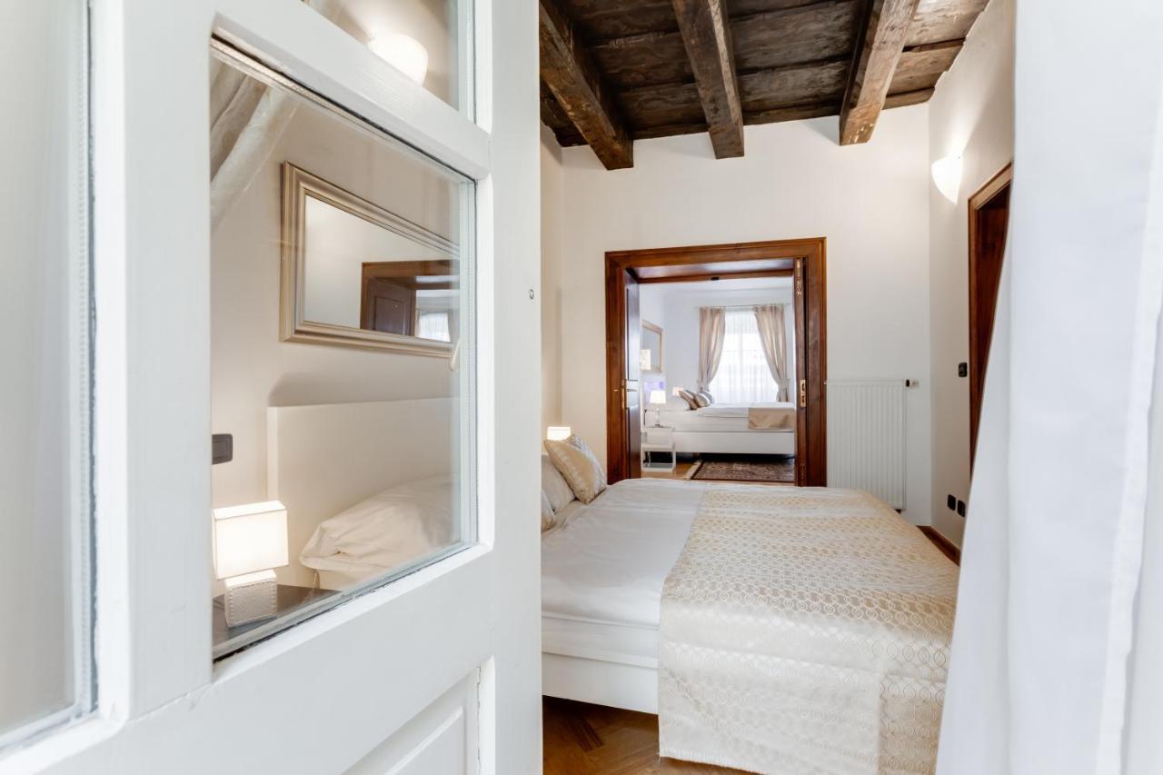Charles Bridge Royal Apartments - Castle District Prag Exterior foto
