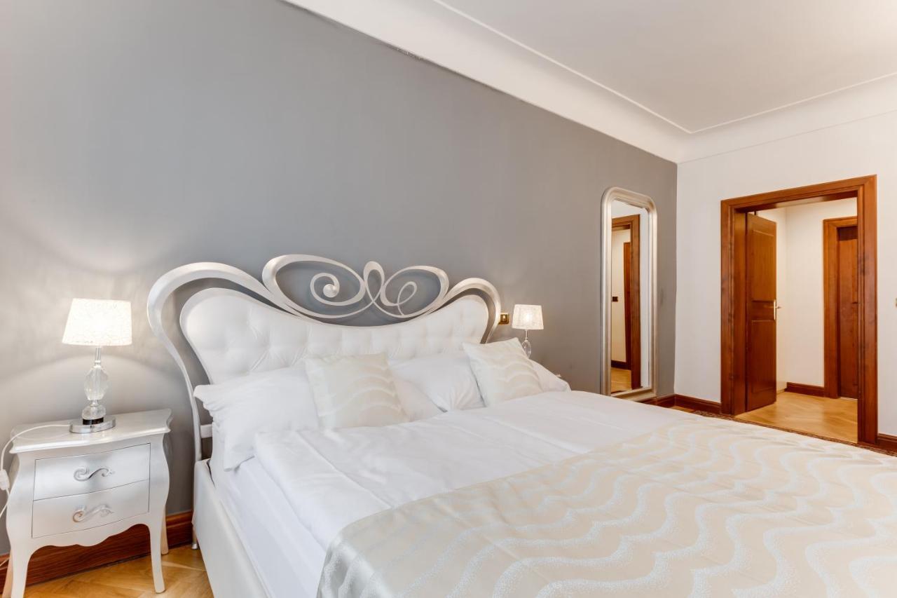 Charles Bridge Royal Apartments - Castle District Prag Exterior foto