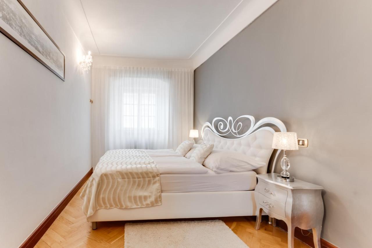 Charles Bridge Royal Apartments - Castle District Prag Exterior foto