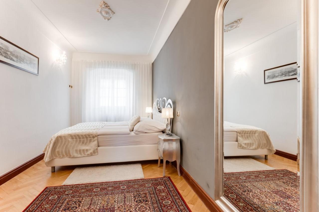 Charles Bridge Royal Apartments - Castle District Prag Exterior foto