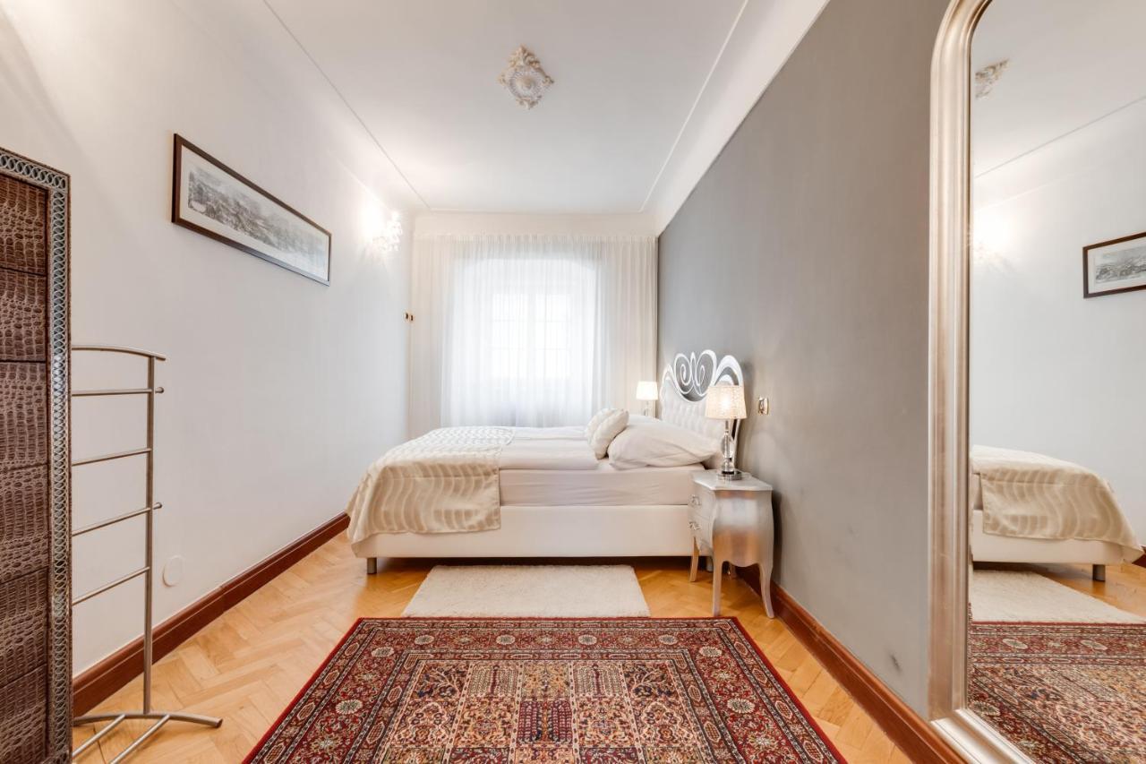 Charles Bridge Royal Apartments - Castle District Prag Exterior foto