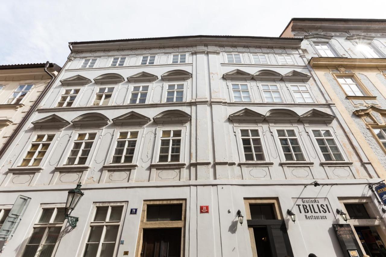 Charles Bridge Royal Apartments - Castle District Prag Exterior foto