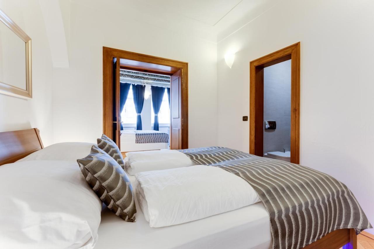 Charles Bridge Royal Apartments - Castle District Prag Exterior foto