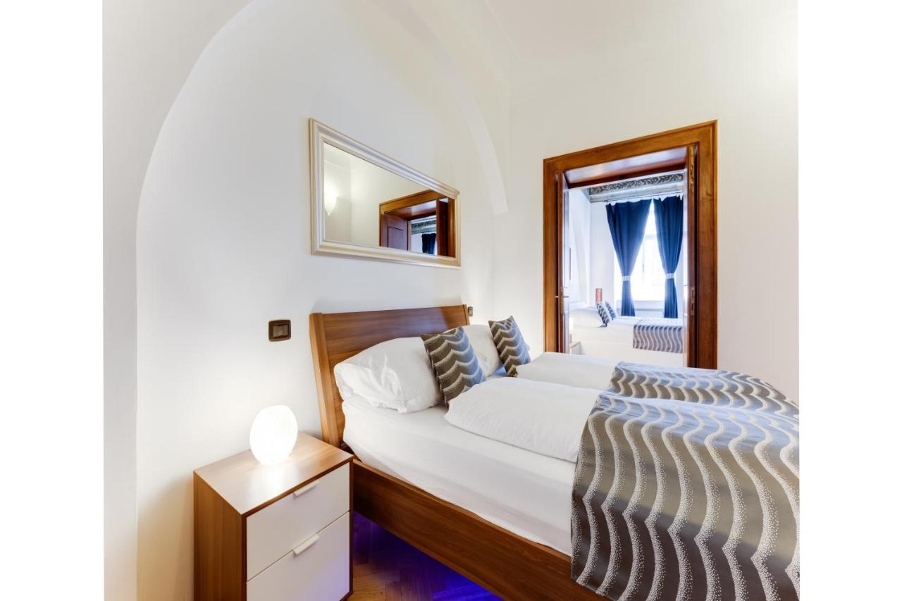 Charles Bridge Royal Apartments - Castle District Prag Exterior foto