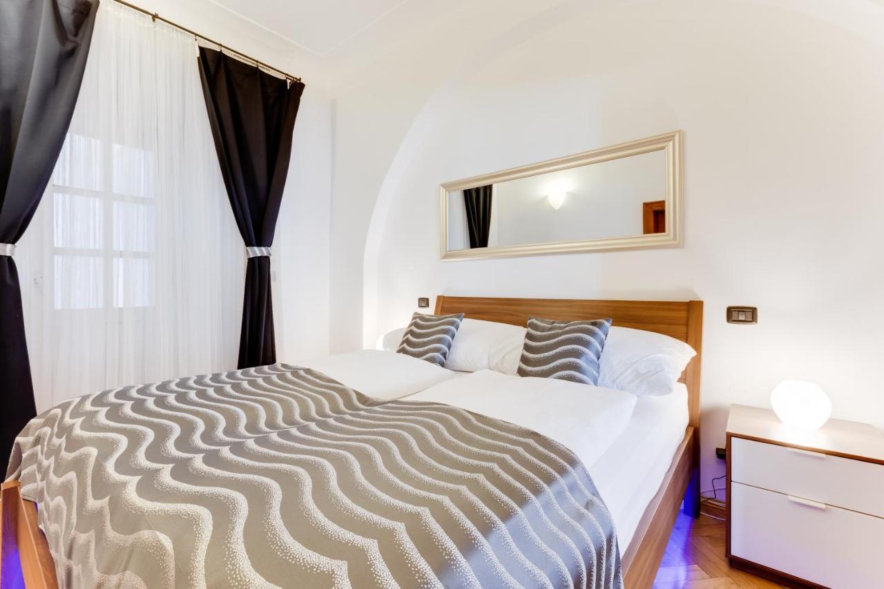 Charles Bridge Royal Apartments - Castle District Prag Exterior foto