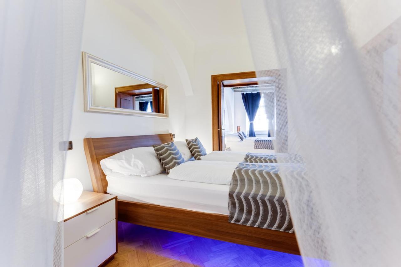 Charles Bridge Royal Apartments - Castle District Prag Exterior foto